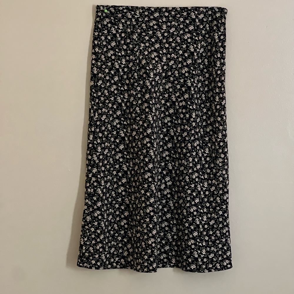 Long black skirt with daisies